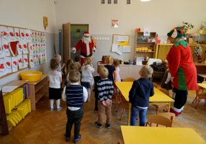 Dzieci wraz z Elfem witają Mikołaja.